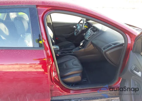 2015 Ford Focus Se z USA, uszkodzony, nr VIN 1FADP3F28FL318291